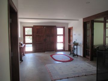 PARCELA CON JARDÍN FORMADO Y CASA CON FINAS TERMINACIONES