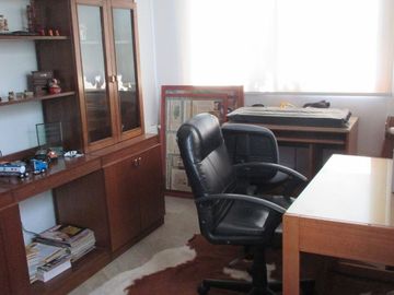 PARCELA CON JARDÍN FORMADO Y CASA CON FINAS TERMINACIONES