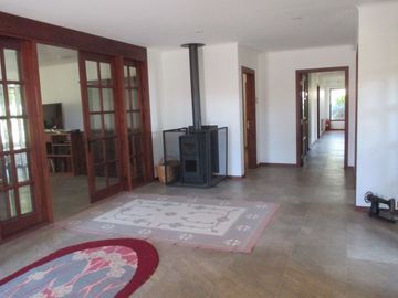 PARCELA CON JARDÍN FORMADO Y CASA CON FINAS TERMINACIONES
