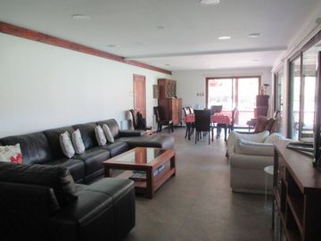 PARCELA CON JARDÍN FORMADO Y CASA CON FINAS TERMINACIONES