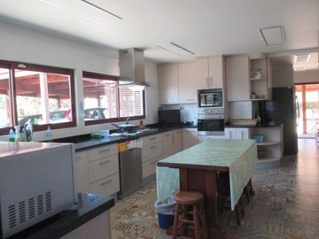 PARCELA CON JARDÍN FORMADO Y CASA CON FINAS TERMINACIONES