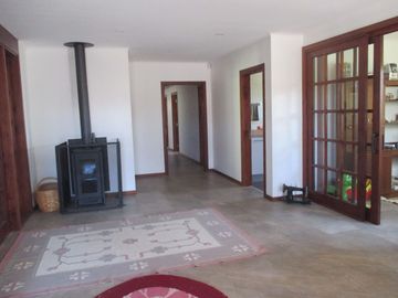 PARCELA CON JARDÍN FORMADO Y CASA CON FINAS TERMINACIONES