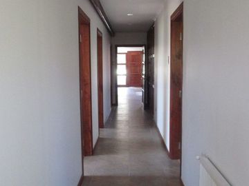 PARCELA CON JARDÍN FORMADO Y CASA CON FINAS TERMINACIONES
