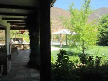 PARCELA CON JARDÍN FORMADO Y CASA CON FINAS TERMINACIONES