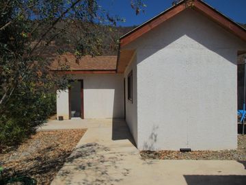PARCELA CON JARDÍN FORMADO Y CASA CON FINAS TERMINACIONES