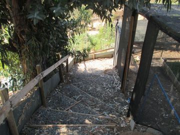 PARCELA CON JARDÍN FORMADO Y CASA CON FINAS TERMINACIONES
