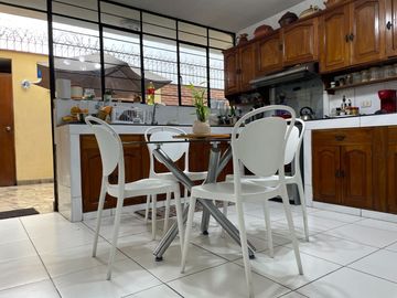 CASA FRENTE A PARQUE EXCELENTE ESTADO SALAMANCA