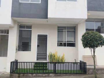 Vendo Casa en Conjunto Le Soleil. La Armenia 2. El Valle De Los Chillos