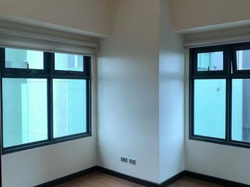 FOR SALE - Corner Condo Unit with Balcony in The Magnolia Residences, Quezon City