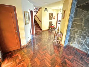¡REMATO EXCLUSIVA CASA EN SURCO FRENTE A PARQUE EN ESQUINA!