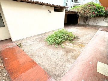 ¡REMATO EXCLUSIVA CASA EN SURCO FRENTE A PARQUE EN ESQUINA!