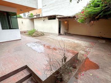 ¡REMATO EXCLUSIVA CASA EN SURCO FRENTE A PARQUE EN ESQUINA!