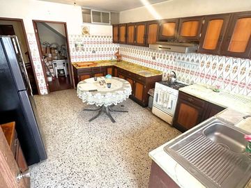 ¡REMATO EXCLUSIVA CASA EN SURCO FRENTE A PARQUE EN ESQUINA!