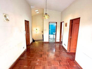 ¡REMATO EXCLUSIVA CASA EN SURCO FRENTE A PARQUE EN ESQUINA!