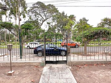 ¡REMATO EXCLUSIVA CASA EN SURCO FRENTE A PARQUE EN ESQUINA!