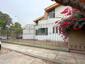 ¡REMATO EXCLUSIVA CASA EN SURCO FRENTE A PARQUE EN ESQUINA!