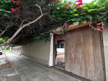 ¡REMATO EXCLUSIVA CASA EN SURCO FRENTE A PARQUE EN ESQUINA!