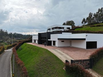 CASA FINCA DE LUJO EN VENTA, CONDOMINIO CERRADO, A 20 MINUTOS DEL AEROPUERTO JOSE MARIA CORDOVA