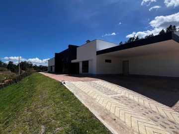 CASA FINCA DE LUJO EN VENTA, CONDOMINIO CERRADO, A 20 MINUTOS DEL AEROPUERTO JOSE MARIA CORDOVA