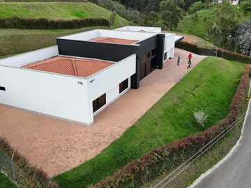 CASA FINCA DE LUJO EN VENTA, CONDOMINIO CERRADO, A 20 MINUTOS DEL AEROPUERTO JOSE MARIA CORDOVA