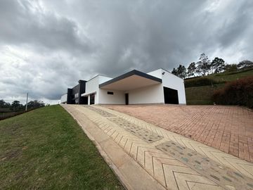CASA FINCA DE LUJO EN VENTA, CONDOMINIO CERRADO, A 20 MINUTOS DEL AEROPUERTO JOSE MARIA CORDOVA