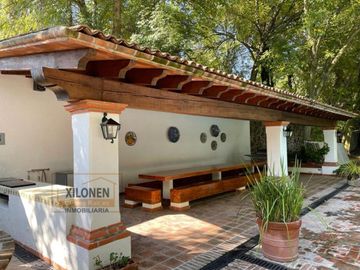 Rancho Señorial Privilegiado, con 3 Pozos y Bella Ecología. Casa estilo Mediterránea amueblada, con alberca, canchas: Frontón y de Pádel tenis.