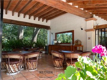 Rancho Señorial Privilegiado, con 3 Pozos y Bella Ecología. Casa estilo Mediterránea amueblada, con alberca, canchas: Frontón y de Pádel tenis.