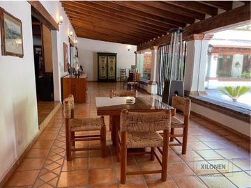 Rancho Señorial Privilegiado, con 3 Pozos y Bella Ecología. Casa estilo Mediterránea amueblada, con alberca, canchas: Frontón y de Pádel tenis.