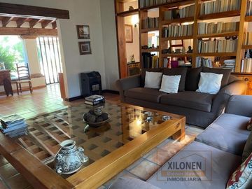 Rancho Señorial Privilegiado, con 3 Pozos y Bella Ecología. Casa estilo Mediterránea amueblada, con alberca, canchas: Frontón y de Pádel tenis.