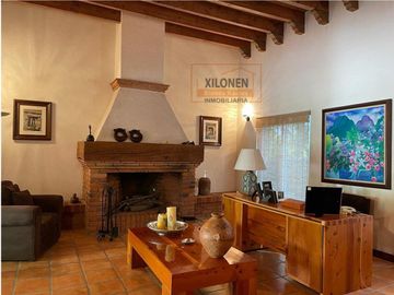 Rancho Señorial Privilegiado, con 3 Pozos y Bella Ecología. Casa estilo Mediterránea amueblada, con alberca, canchas: Frontón y de Pádel tenis.