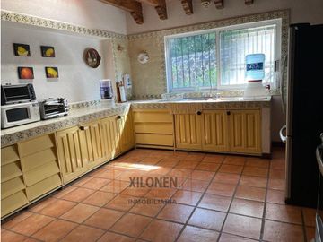 Rancho Señorial Privilegiado, con 3 Pozos y Bella Ecología. Casa estilo Mediterránea amueblada, con alberca, canchas: Frontón y de Pádel tenis.