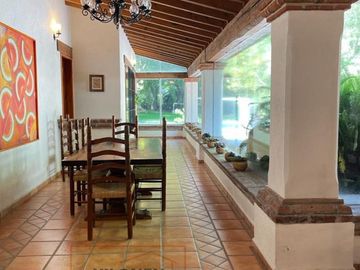 Rancho Señorial Privilegiado, con 3 Pozos y Bella Ecología. Casa estilo Mediterránea amueblada, con alberca, canchas: Frontón y de Pádel tenis.
