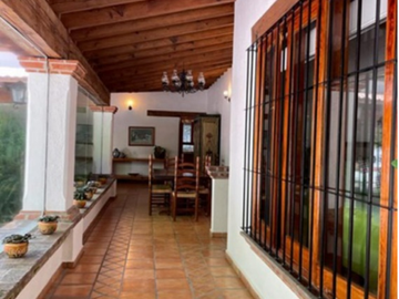 Rancho Señorial Privilegiado, con 3 Pozos y Bella Ecología. Casa estilo Mediterránea amueblada, con alberca, canchas: Frontón y de Pádel tenis.