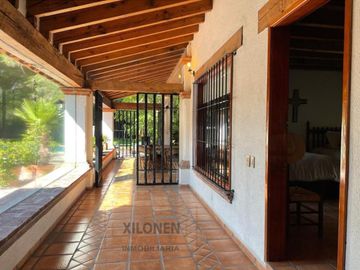 Rancho Señorial Privilegiado, con 3 Pozos y Bella Ecología. Casa estilo Mediterránea amueblada, con alberca, canchas: Frontón y de Pádel tenis.