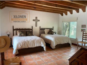 Rancho Señorial Privilegiado, con 3 Pozos y Bella Ecología. Casa estilo Mediterránea amueblada, con alberca, canchas: Frontón y de Pádel tenis.