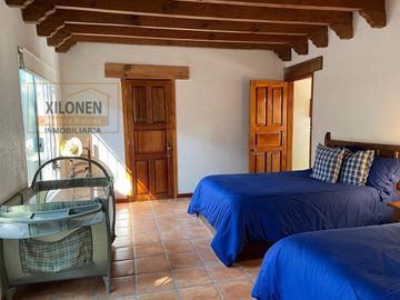 Rancho Señorial Privilegiado, con 3 Pozos y Bella Ecología. Casa estilo Mediterránea amueblada, con alberca, canchas: Frontón y de Pádel tenis.