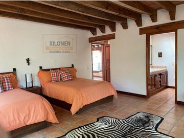Rancho Señorial Privilegiado, con 3 Pozos y Bella Ecología. Casa estilo Mediterránea amueblada, con alberca, canchas: Frontón y de Pádel tenis.