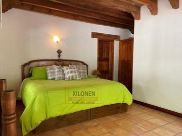 Rancho Señorial Privilegiado, con 3 Pozos y Bella Ecología. Casa estilo Mediterránea amueblada, con alberca, canchas: Frontón y de Pádel tenis.