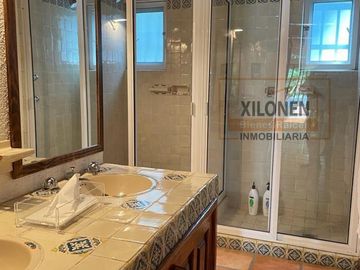 Rancho Señorial Privilegiado, con 3 Pozos y Bella Ecología. Casa estilo Mediterránea amueblada, con alberca, canchas: Frontón y de Pádel tenis.