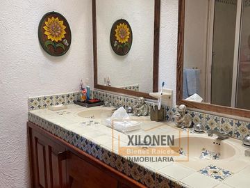 Rancho Señorial Privilegiado, con 3 Pozos y Bella Ecología. Casa estilo Mediterránea amueblada, con alberca, canchas: Frontón y de Pádel tenis.
