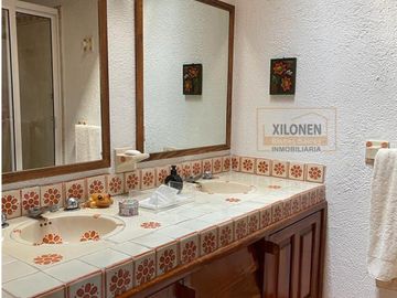 Rancho Señorial Privilegiado, con 3 Pozos y Bella Ecología. Casa estilo Mediterránea amueblada, con alberca, canchas: Frontón y de Pádel tenis.