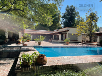 Rancho Señorial Privilegiado, con 3 Pozos y Bella Ecología. Casa estilo Mediterránea amueblada, con alberca, canchas: Frontón y de Pádel tenis.