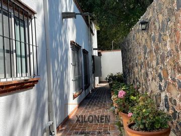 Rancho Señorial Privilegiado, con 3 Pozos y Bella Ecología. Casa estilo Mediterránea amueblada, con alberca, canchas: Frontón y de Pádel tenis.