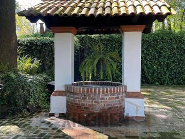 Rancho Señorial Privilegiado, con 3 Pozos y Bella Ecología. Casa estilo Mediterránea amueblada, con alberca, canchas: Frontón y de Pádel tenis.