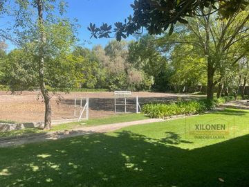 Rancho Señorial Privilegiado, con 3 Pozos y Bella Ecología. Casa estilo Mediterránea amueblada, con alberca, canchas: Frontón y de Pádel tenis.