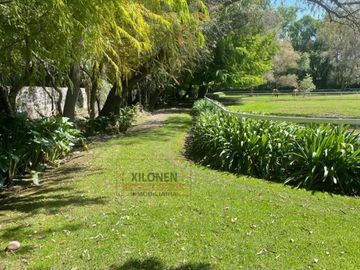 Rancho Señorial Privilegiado, con 3 Pozos y Bella Ecología. Casa estilo Mediterránea amueblada, con alberca, canchas: Frontón y de Pádel tenis.