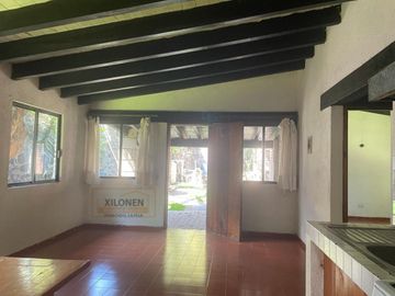 Rancho Señorial Privilegiado, con 3 Pozos y Bella Ecología. Casa estilo Mediterránea amueblada, con alberca, canchas: Frontón y de Pádel tenis.
