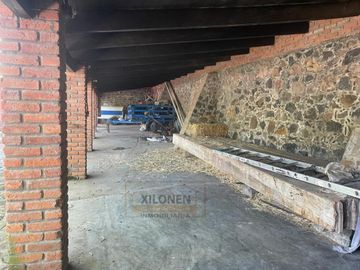 Rancho Señorial Privilegiado, con 3 Pozos y Bella Ecología. Casa estilo Mediterránea amueblada, con alberca, canchas: Frontón y de Pádel tenis.