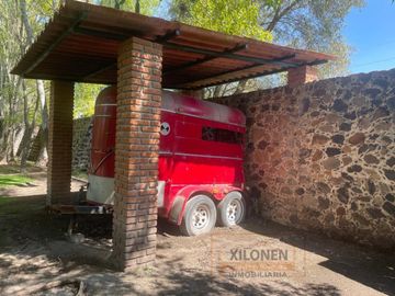 Rancho Señorial Privilegiado, con 3 Pozos y Bella Ecología. Casa estilo Mediterránea amueblada, con alberca, canchas: Frontón y de Pádel tenis.