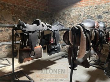 Rancho Señorial Privilegiado, con 3 Pozos y Bella Ecología. Casa estilo Mediterránea amueblada, con alberca, canchas: Frontón y de Pádel tenis.